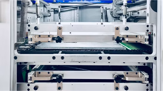 Machine automatique d'estampage et de découpe à chaud avec format de papier 600 x 540 mm pour étiquette volante (LK60MT)